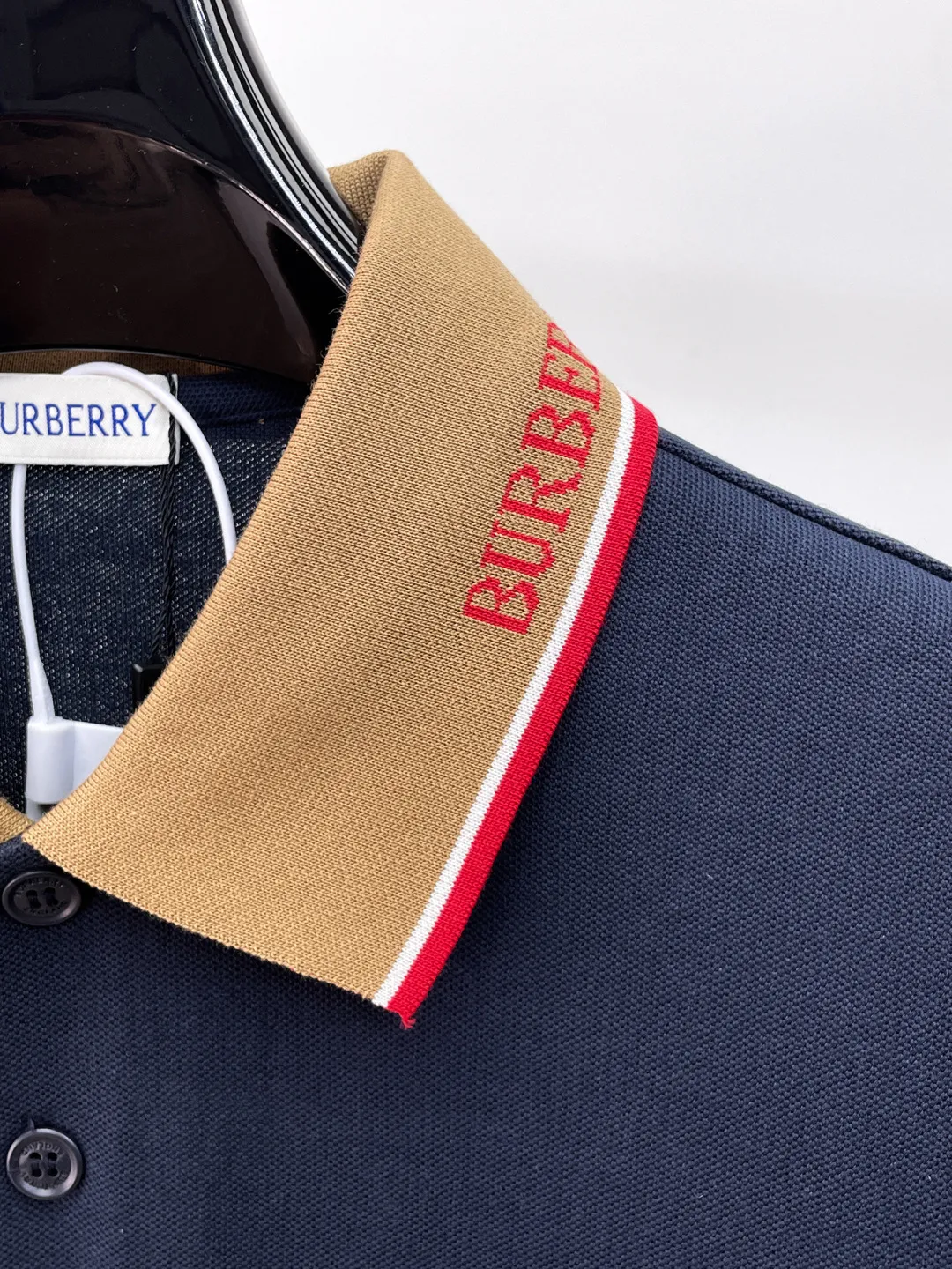 Burberry New Arrival Polo shirt, complete with three labels, original fabric, original customized accessories, official Same Style, made of 210g pure cotton pique fabric, customized same-tank dyed fabric, very comfortable and smooth to the touch, very wide and stylish, produced by the first-line brand Factory, imported Behringer embroidery machine, embroidery is full and textured, the collar rib is woven with imported yarn, does not deform after long-term wear, the most New Arrival style in spring and summer, fashionable and individual Super Versatile and good-looking. It is very suitable for both men and women. It is a must-have for everyone. Size: S-XXL